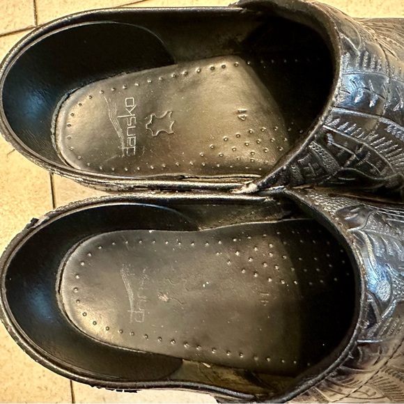 Dansko Black Tooled Leather Clogs Women’s Sz 10.5 / 41 - Picture 7 of 9